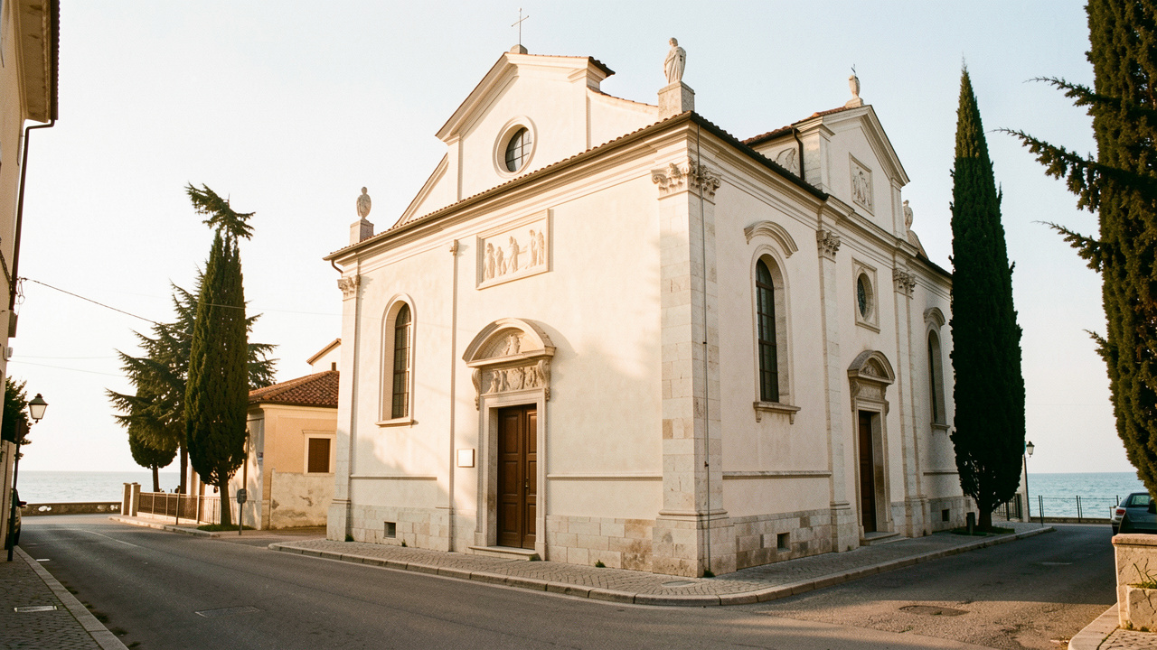 Église historique de Cesenatico éclairée par une douce lumière dorée, dans une atmosphère paisible près de la côte romagnole.